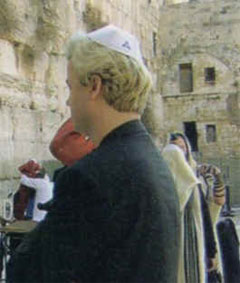 http://blog.balder.org/billeder-blog/Geert-Wilders-Holland-PVV-Yarmulka-Kippa-Wailing-Wall-Israel-240.jpg