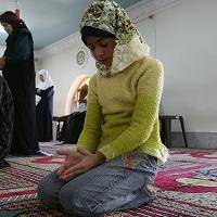  muslim girl praying 