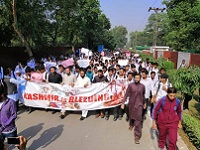  Students of a college in Lahore supporting Kashmir 